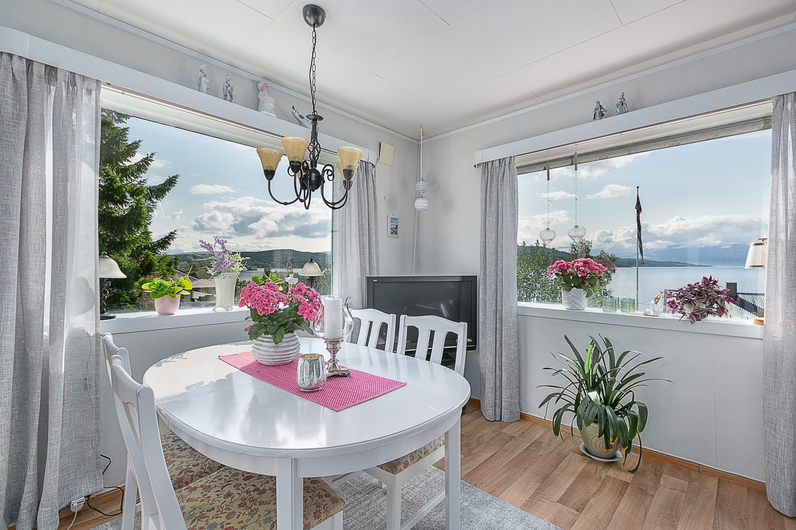Store vindusflater slipper inn mye naturlig lys og gir en god romfølelse. Galleribilde