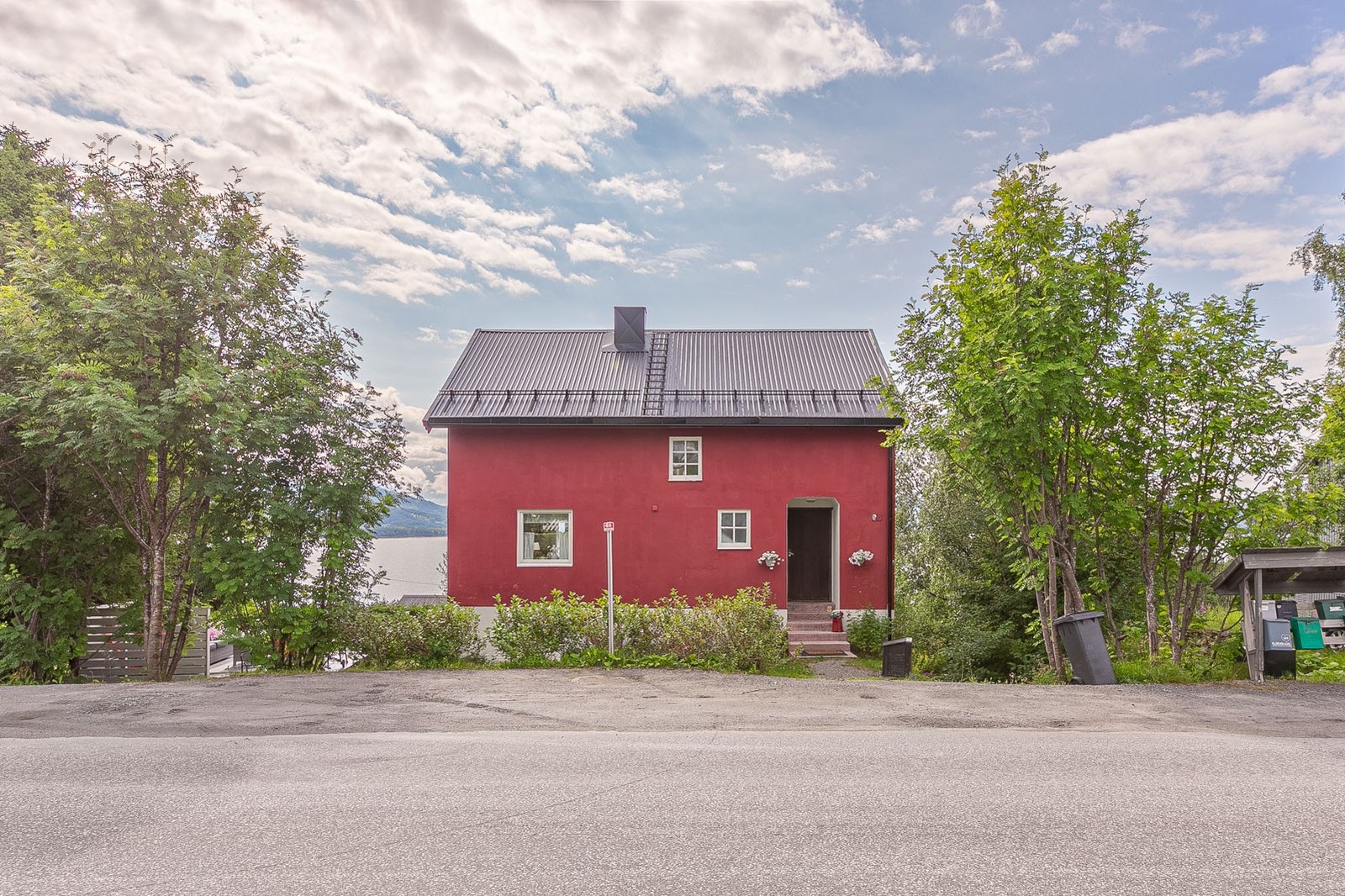Boligen sett fra veien. Galleribilde