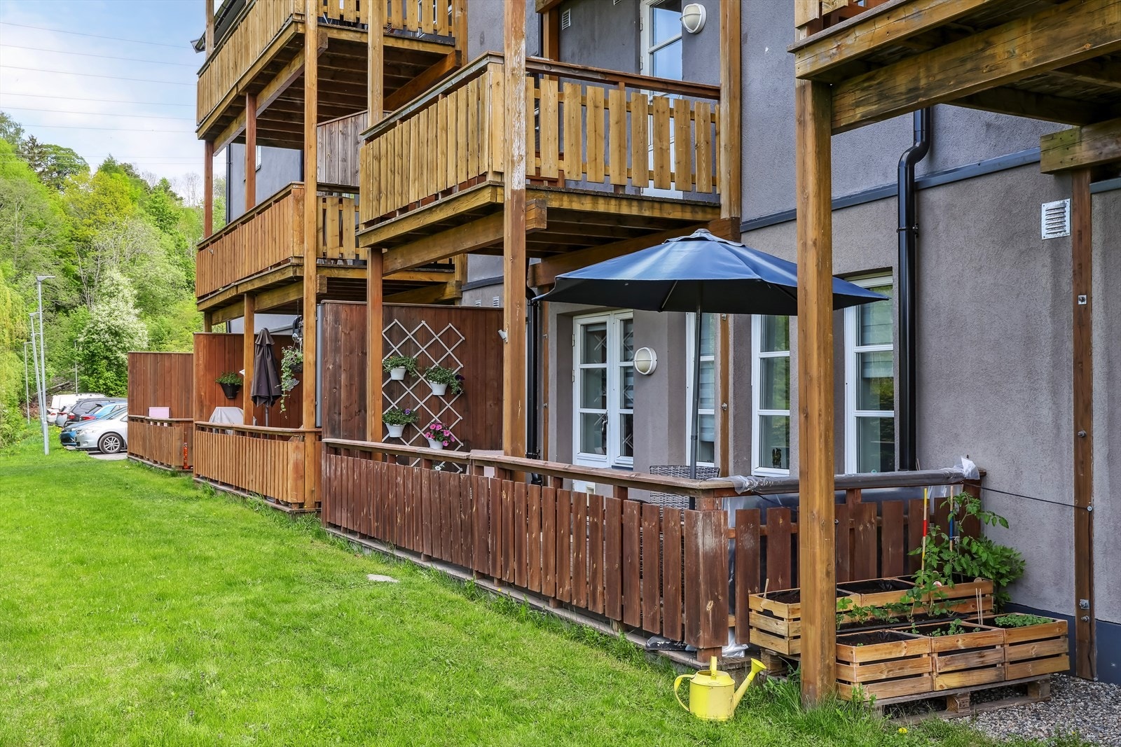 Borettslagets fellesområder er pent opparbeidet med gressplen, hekk, asfalterte veier og lekeplass for de minste. Galleribilde