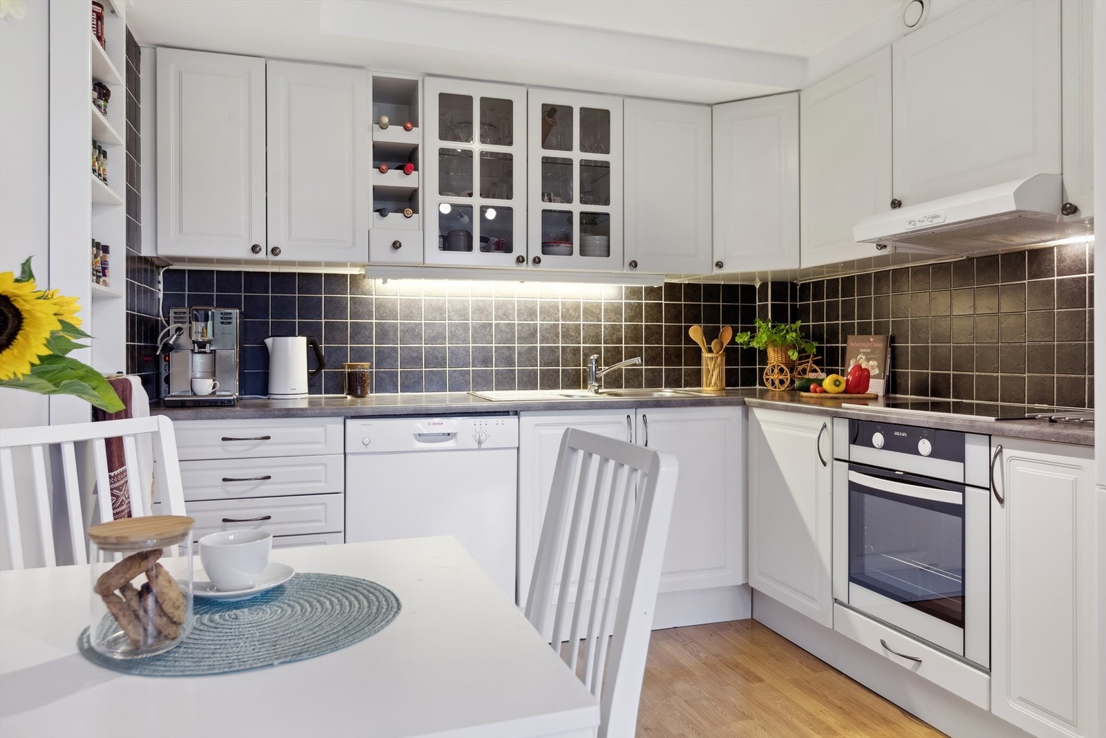 Lys kjøkkeninnredning med profilerte fronter. Galleribilde