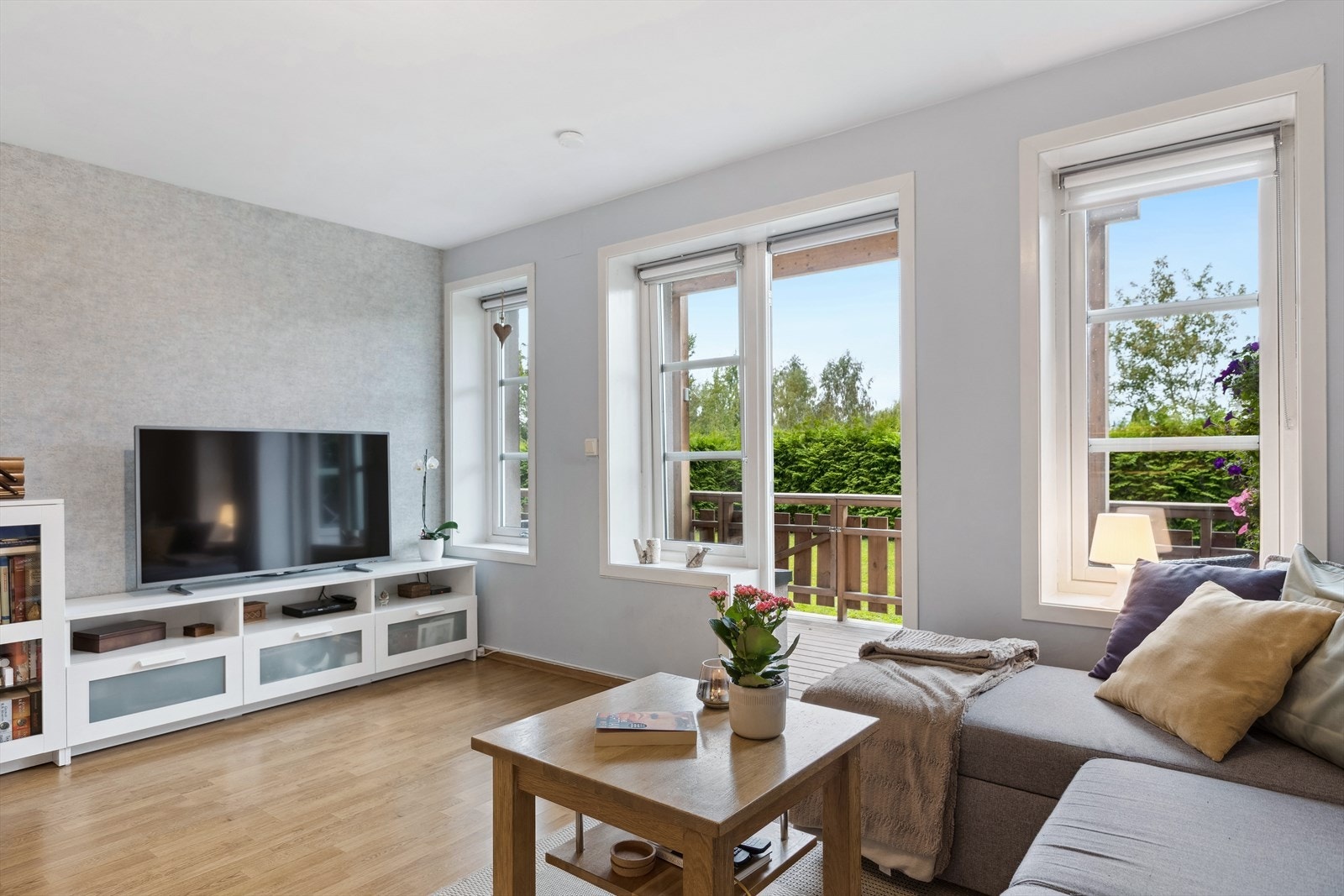 Stuen har store vindusflater. Galleribilde