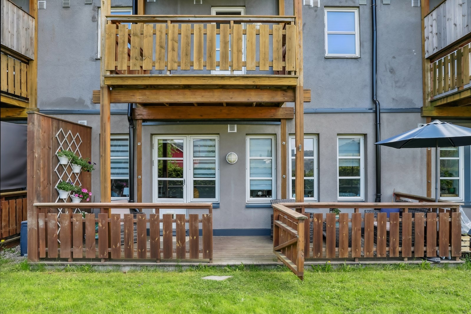 Fin uteplass med ettermiddag/kveldssol Galleribilde