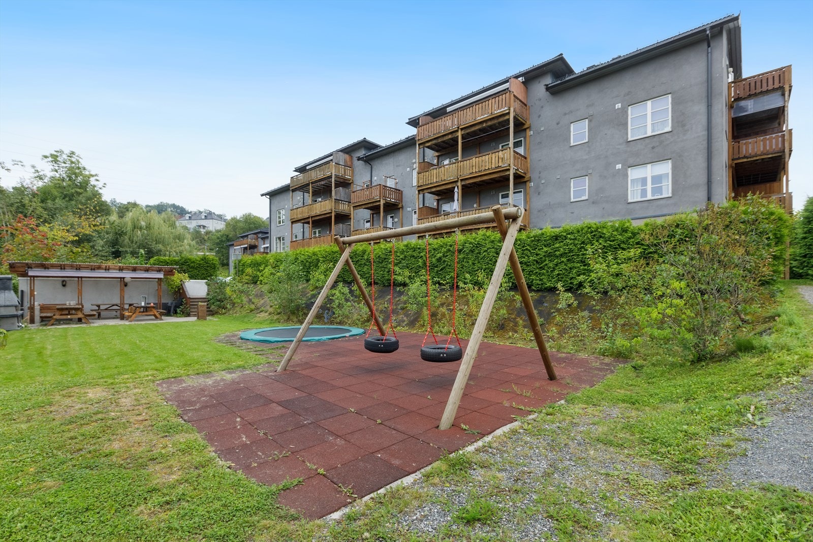 Silje Brendefur og Marte Kornerud ønsker velkommen til Fossveien 5! Galleribilde