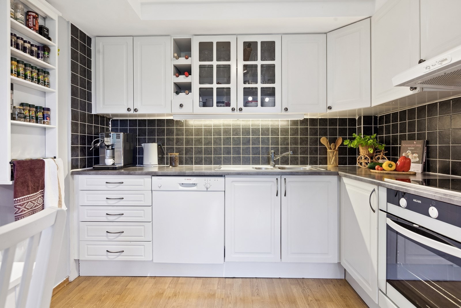 Praktiske fliser mellom over- og underskap. Galleribilde