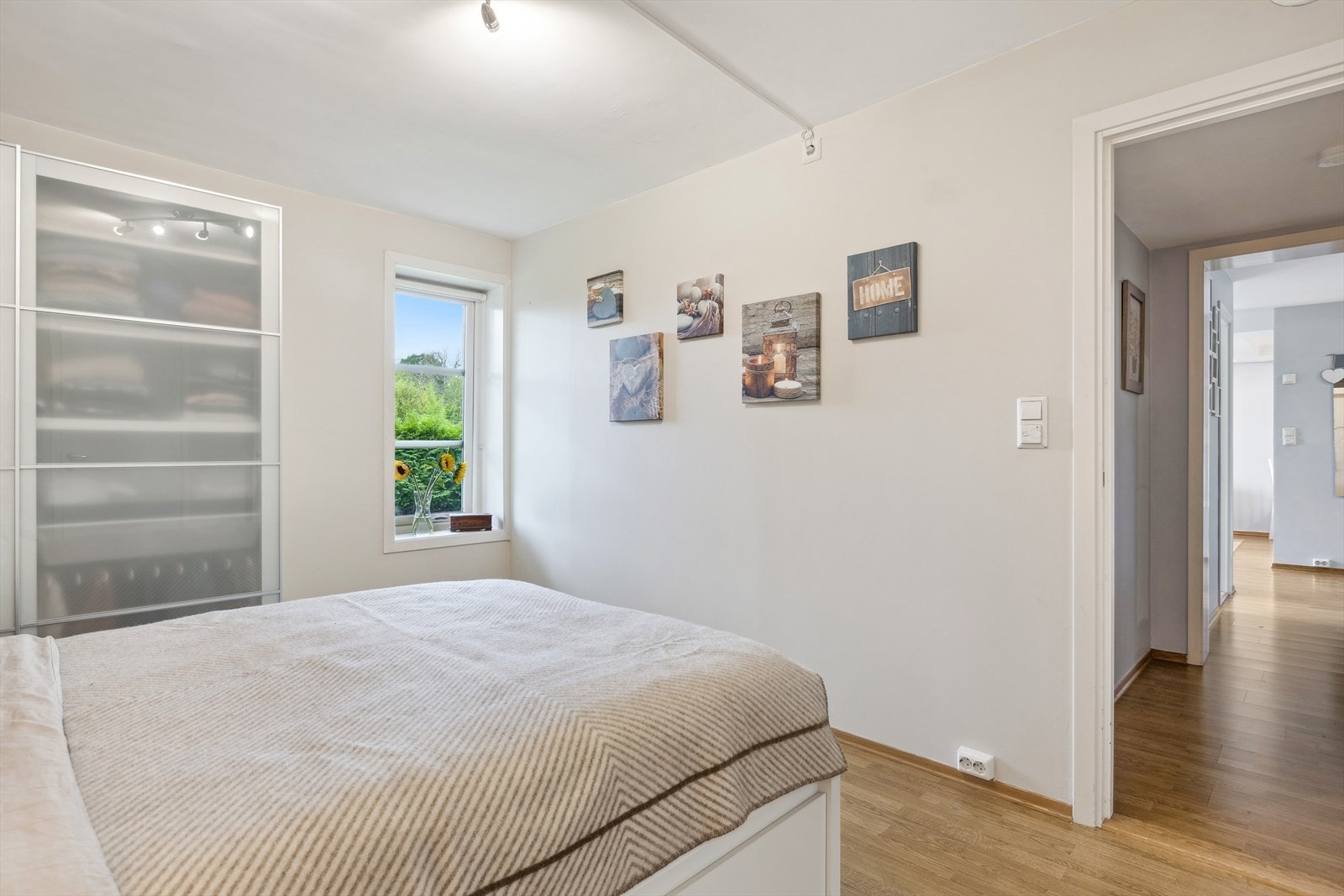 Soverom nr I med skyvedørsgarderobe. Galleribilde