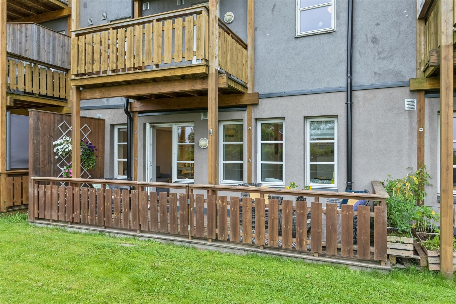 Terrassen er på ca. 12 kvm. oppført i trekonstruksjon. Galleribilde