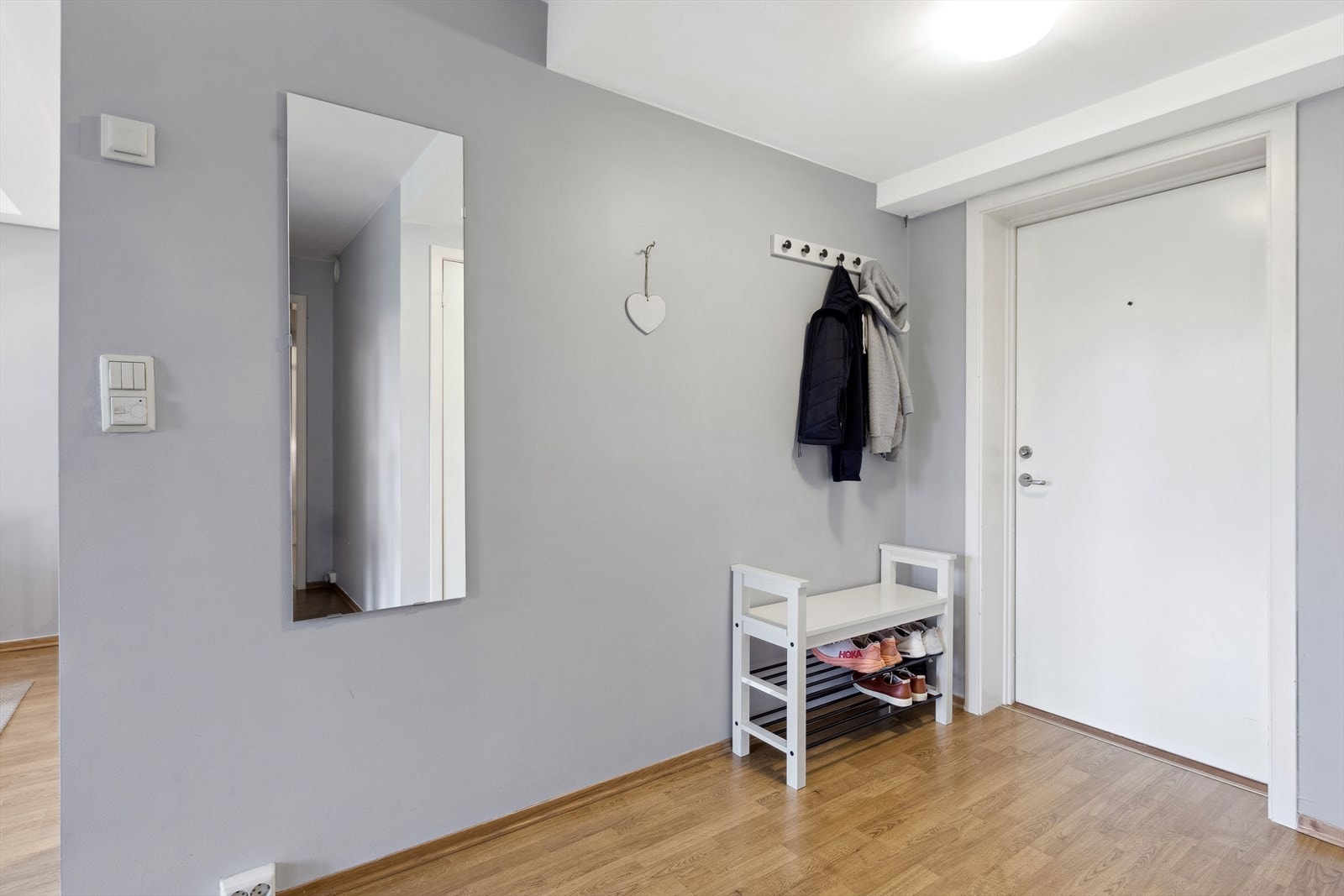 Entrè med plass til å henge fra seg. Inngang til bod med plass til ytterligere oppbevaring fra entrèen. Galleribilde