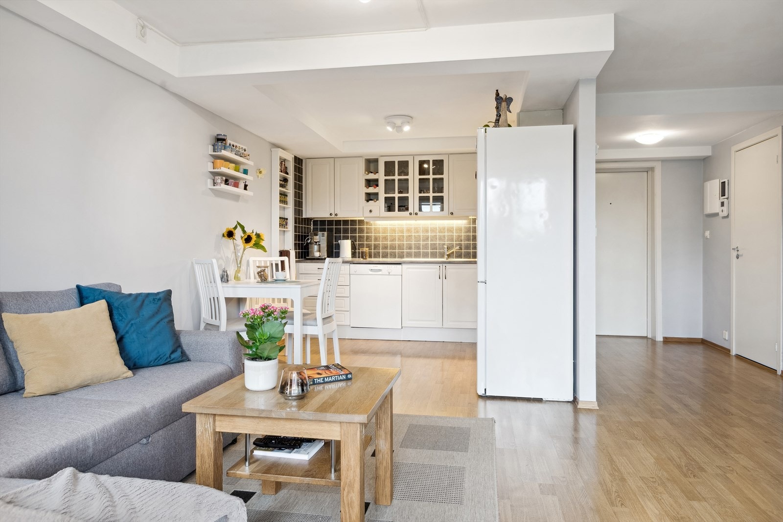 Stue og kjøkken i åpen løsning. Galleribilde