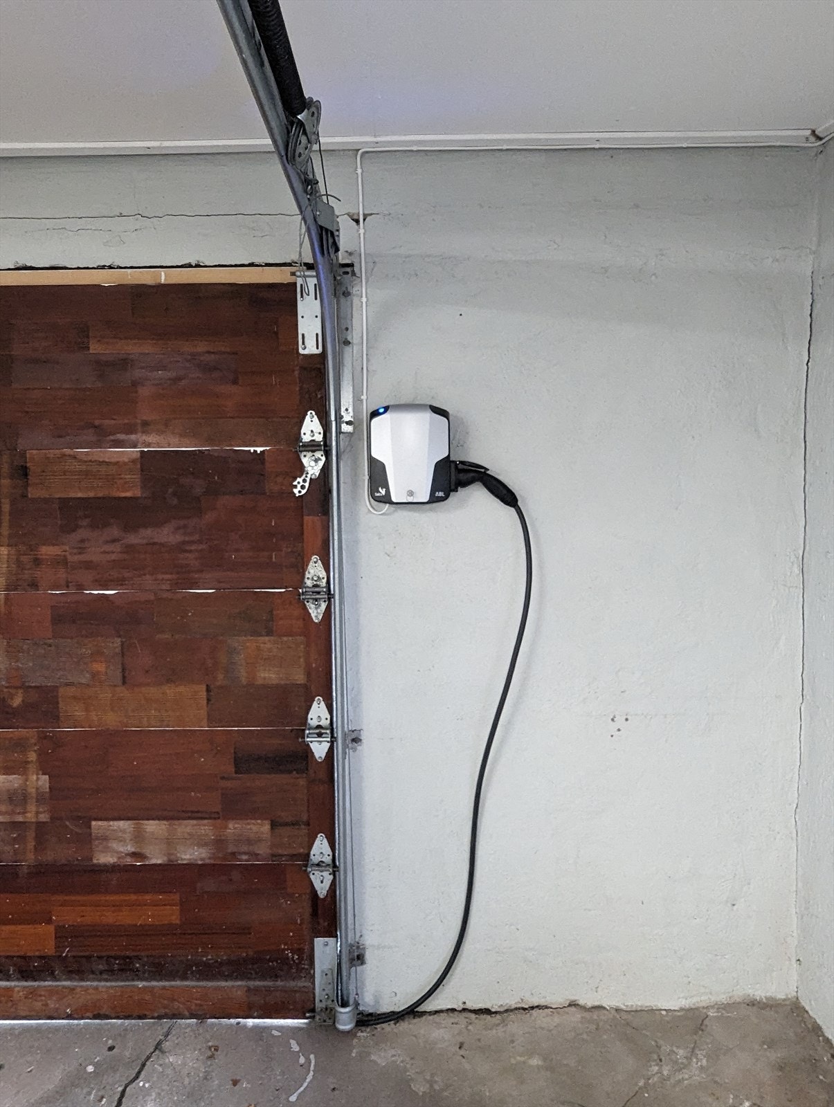 Lader til el-bil i garasjen / Charger for electric car in the garage Galleribilde
