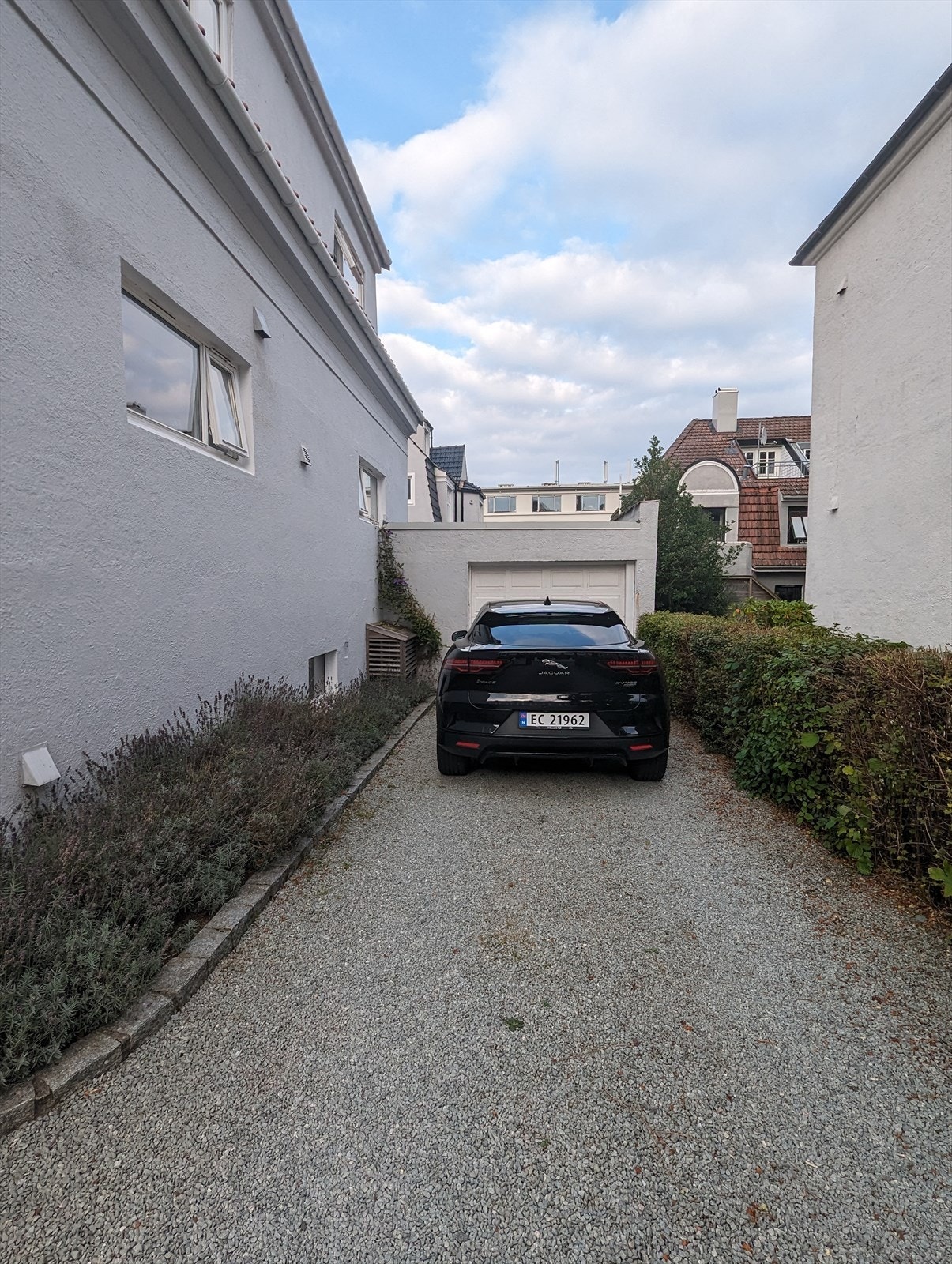 Plass til parkering for flere biler / Parking in front of the garage Galleribilde