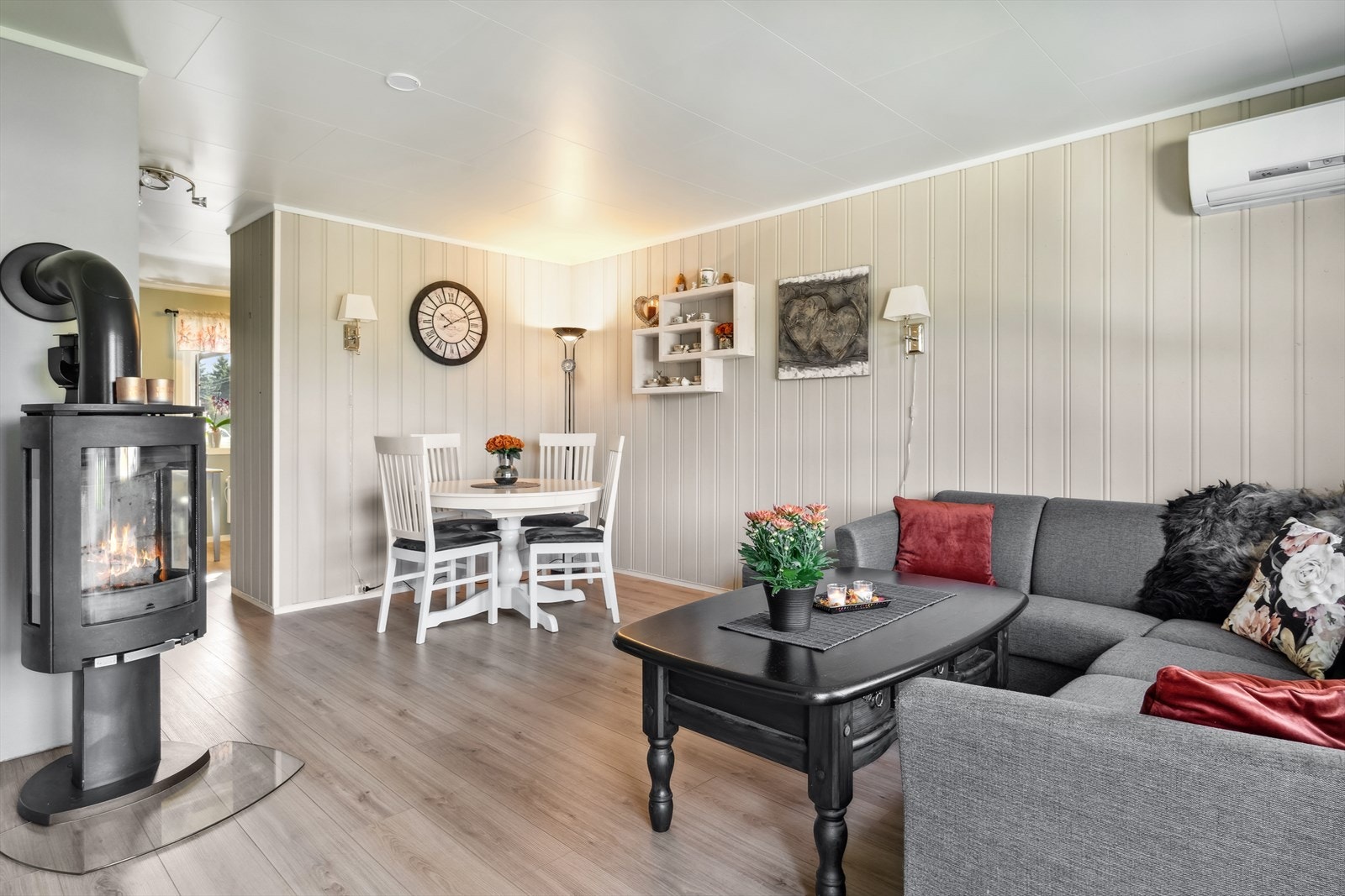 Stue med vedovn. Her er det plass til både sofa og et spisebord. Galleribilde
