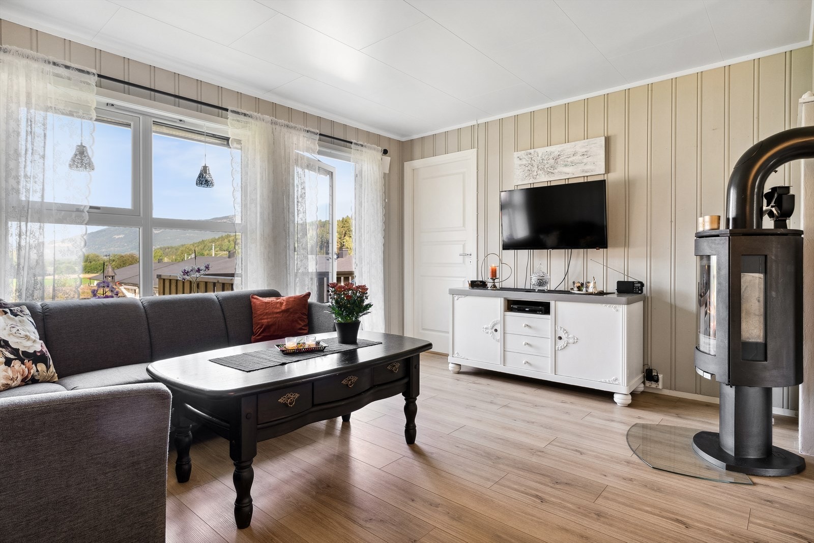 Fra stue er det utgang til balkong. Galleribilde