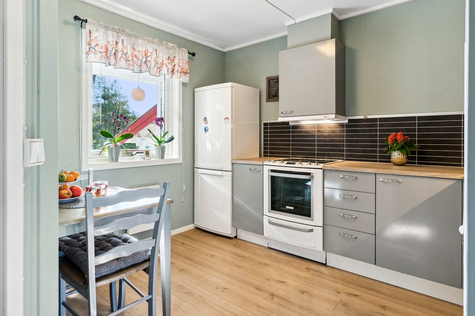 Plass til et lite kjøkkenbord på kjøkken. Galleribilde