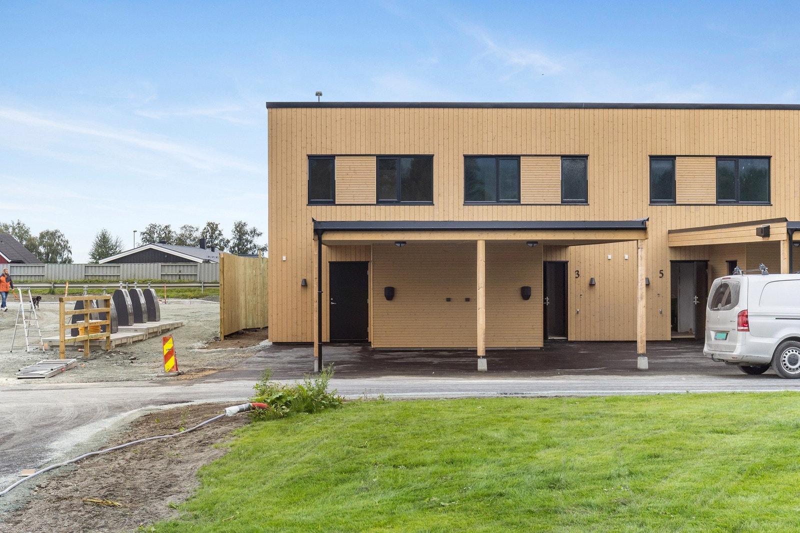 Her får du egen carport rett ved inngangsdøren, samt en praktisk sportsbod på 5 kvm Galleribilde