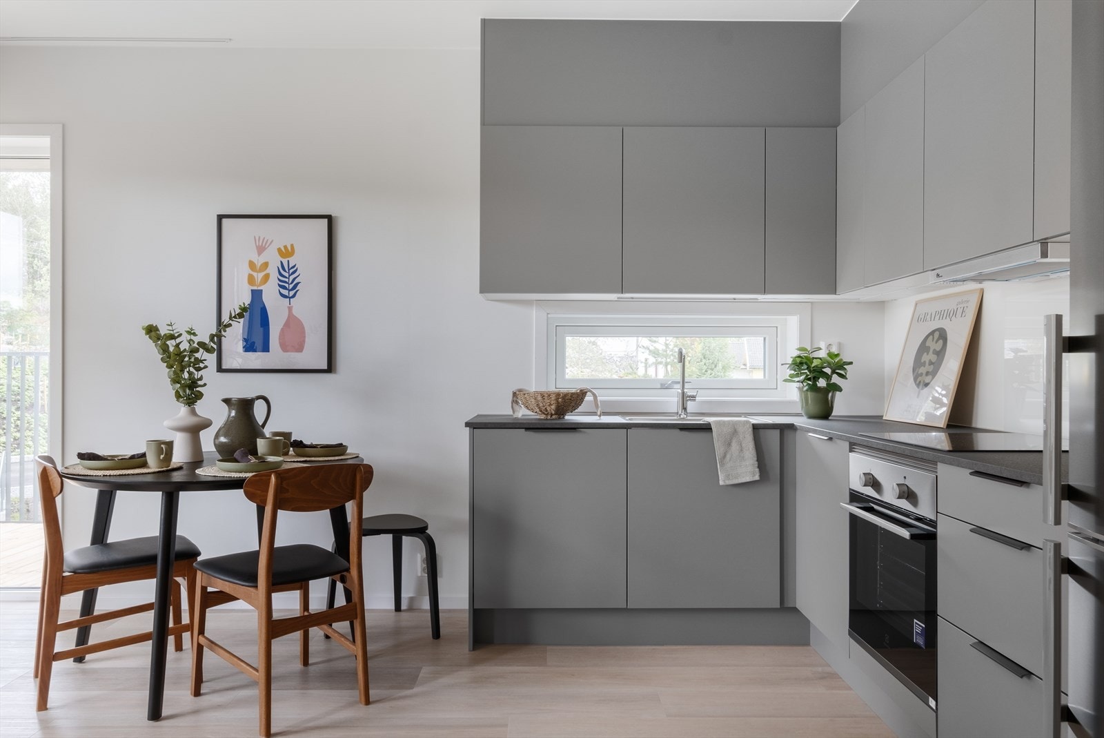 Lekkert kjøkken fra HTH med integrerte hvitevarer samt frittstående kjøleskap. Galleribilde