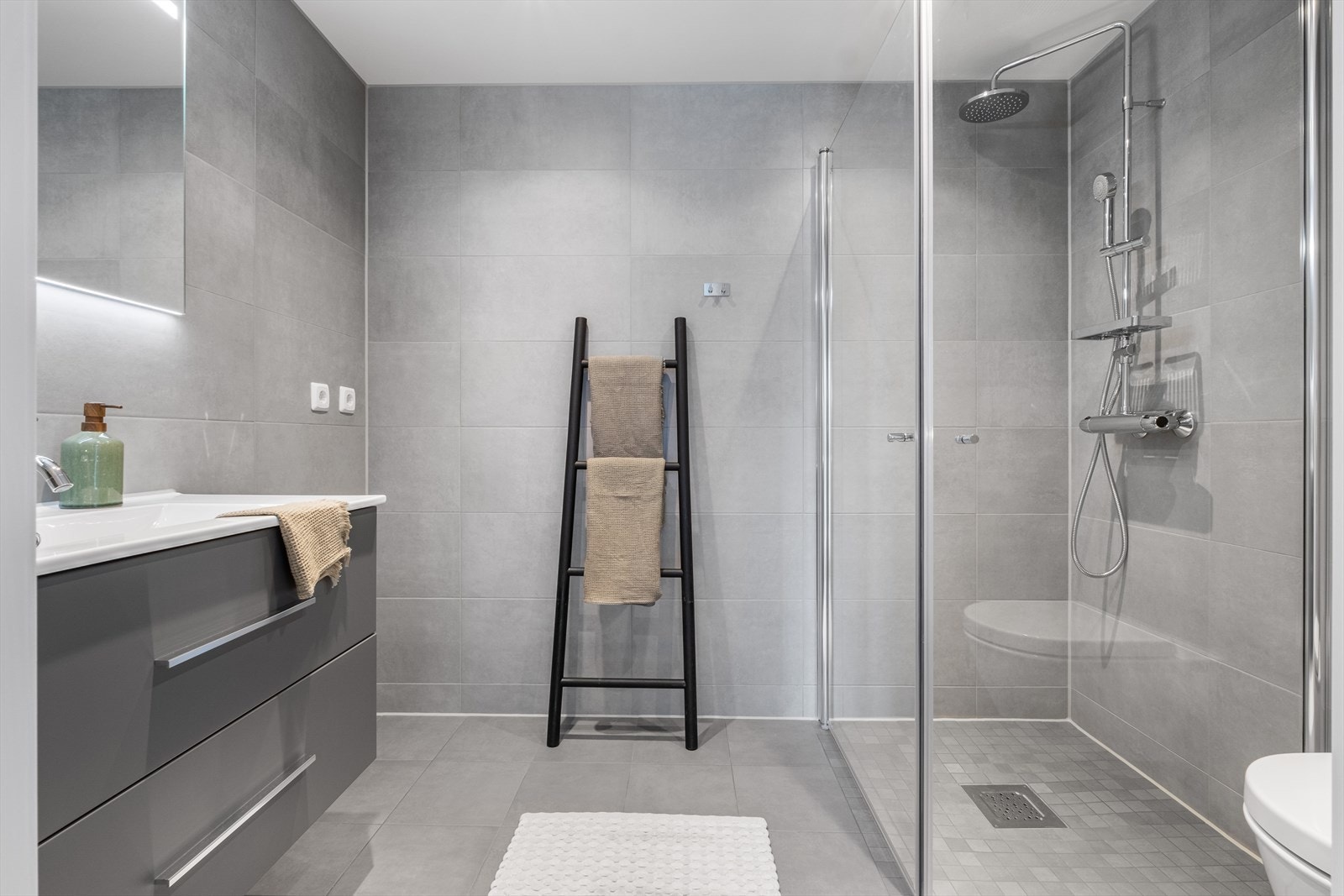 Flislagt bad med opplegg for vaskemaskin/tørketrommel. Galleribilde