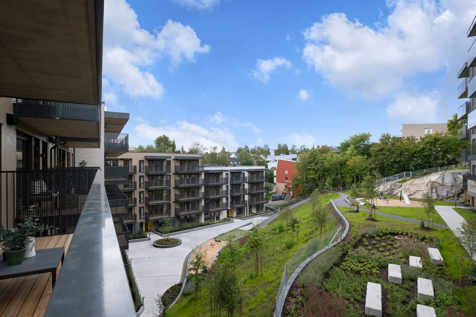 Området er et fredelig og barnevennlig nabolag med nærhet til skoler, barnehager, kollektivtransport, marka og daglige servicetilbud. Oslo sentrum ligger også godt innen rekkevidde (ca. 4,5 km til Oslo Sentralstasjon) via offentlig kommunikasjon. Galleribilde