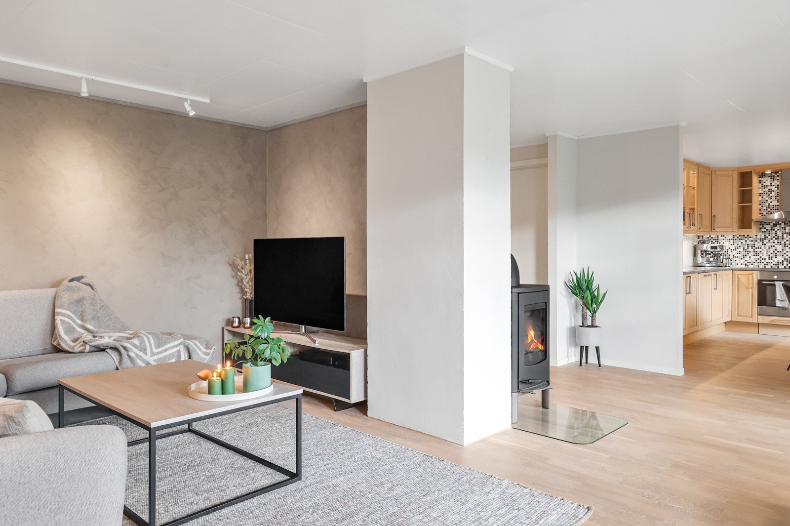 Det er god plass til sofa og tv Galleribilde