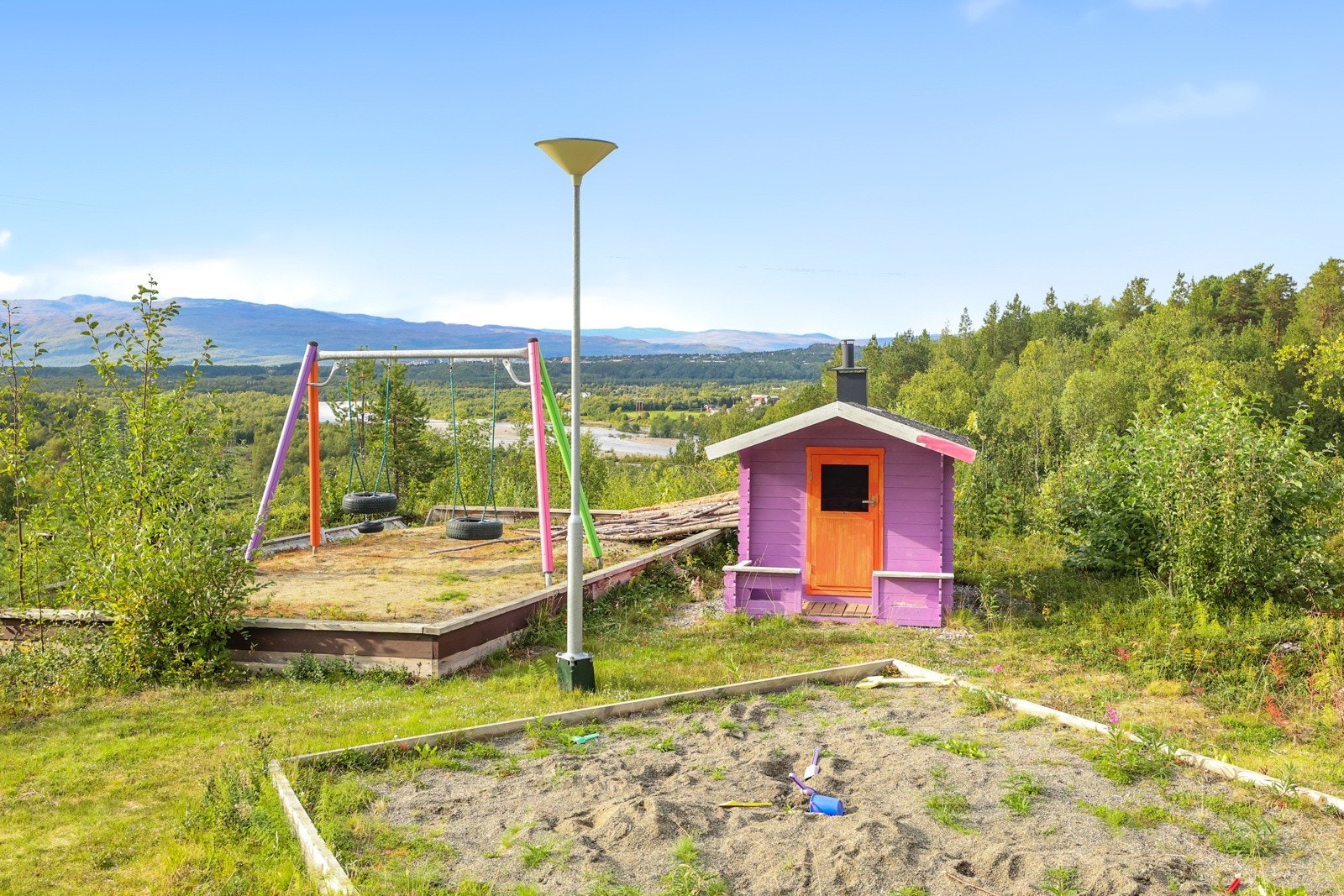 Leiligheten ligger i et barnevennlig område med lekeplass like ved Galleribilde