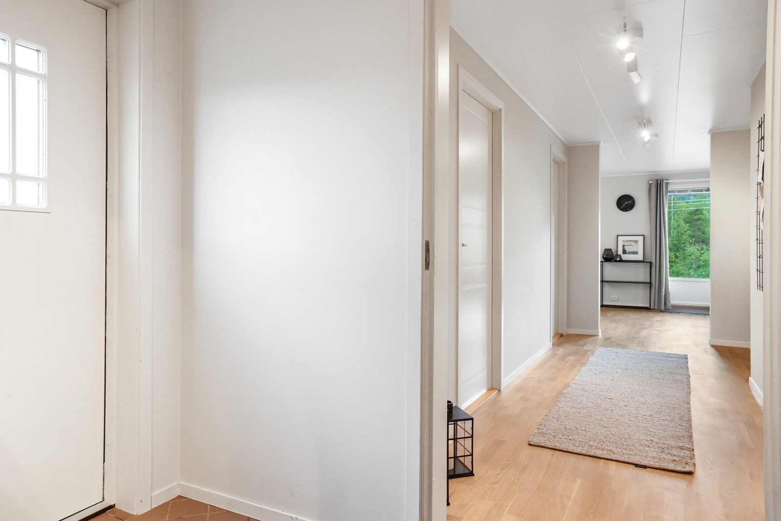 Entréen gir deg et innbydende og stilrent førsteinntrykk av leiligheten Galleribilde