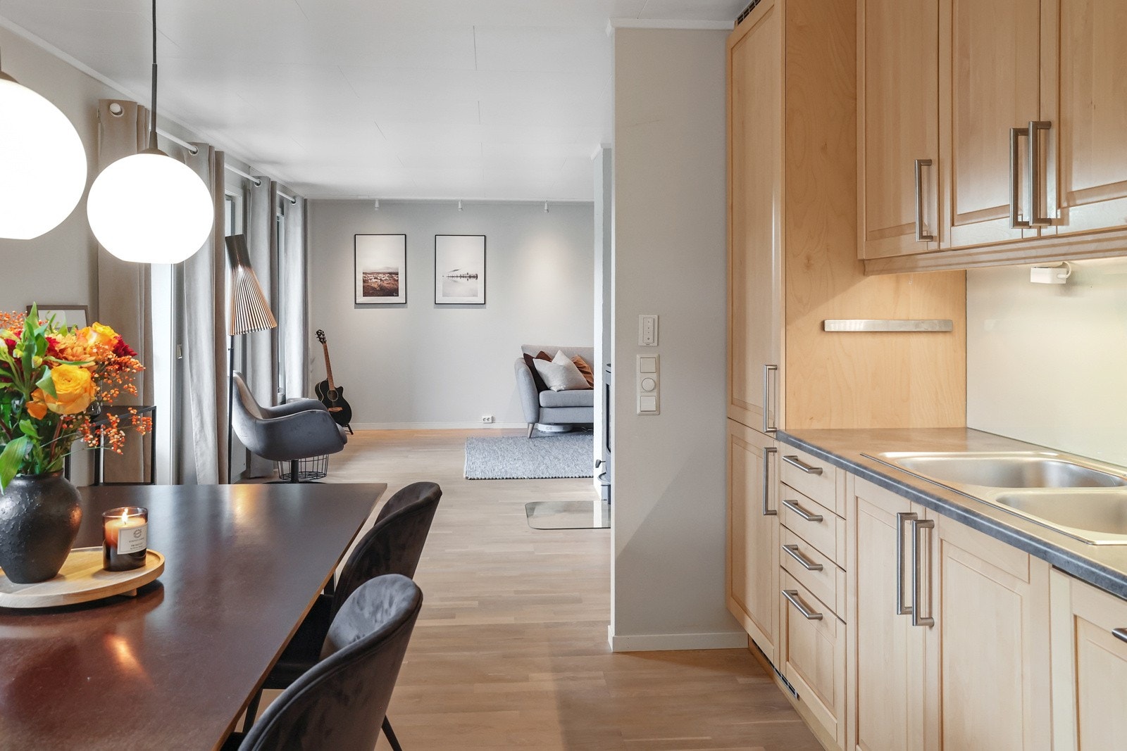 Det er fint med plass til et større spisebord i kontakt med kjøkkenet Galleribilde