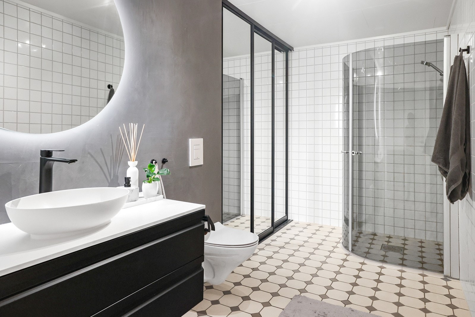 Badet er av god størrelse og har flilagte vegger og gulv Galleribilde