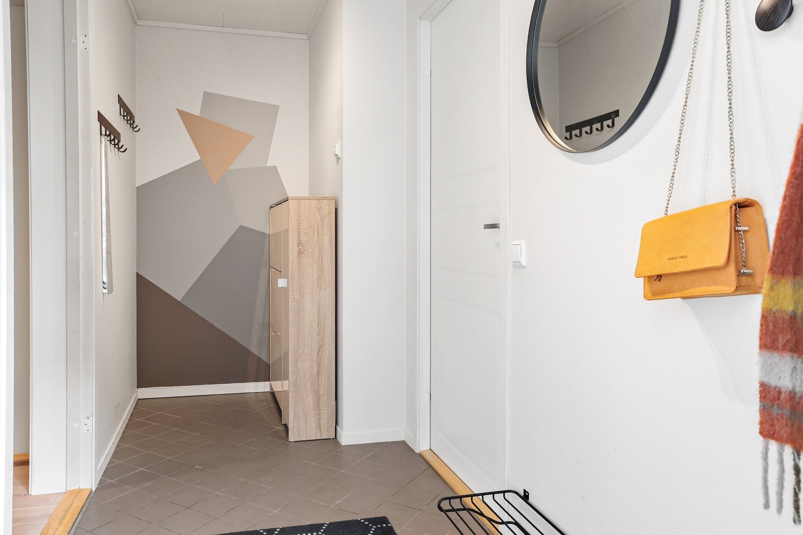 For å henge av seg klærne er det flere knagger på veggen, og på siden av rommet er det fint med plass til skoene Galleribilde