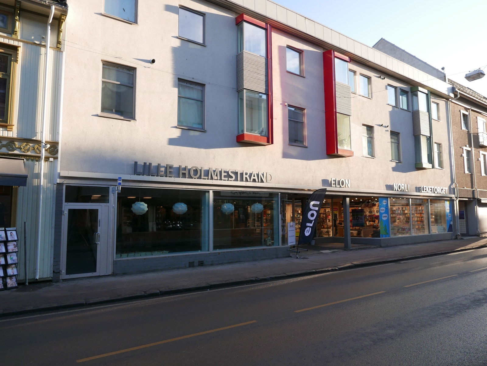 Sentral plassering midt i handlegaten i Holmestrand Galleribilde