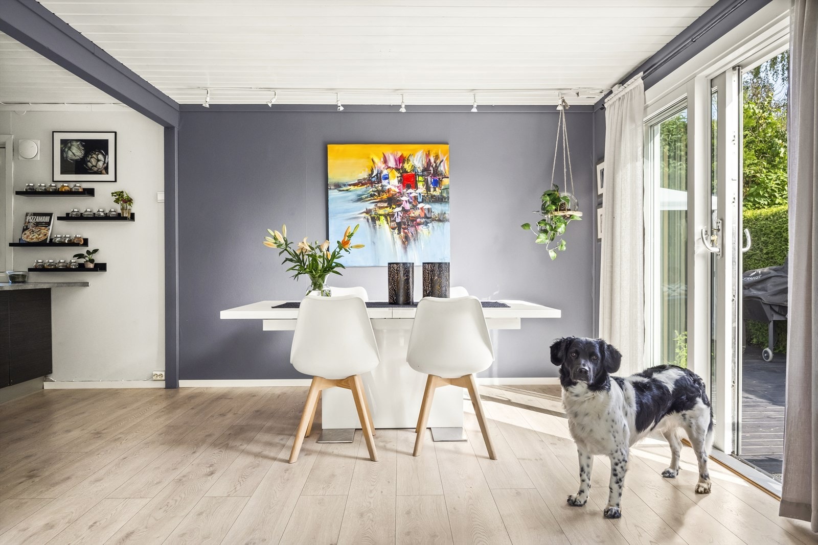 Det er god plass til et stort spisebord, perfekt sted å samle venner og familie Galleribilde