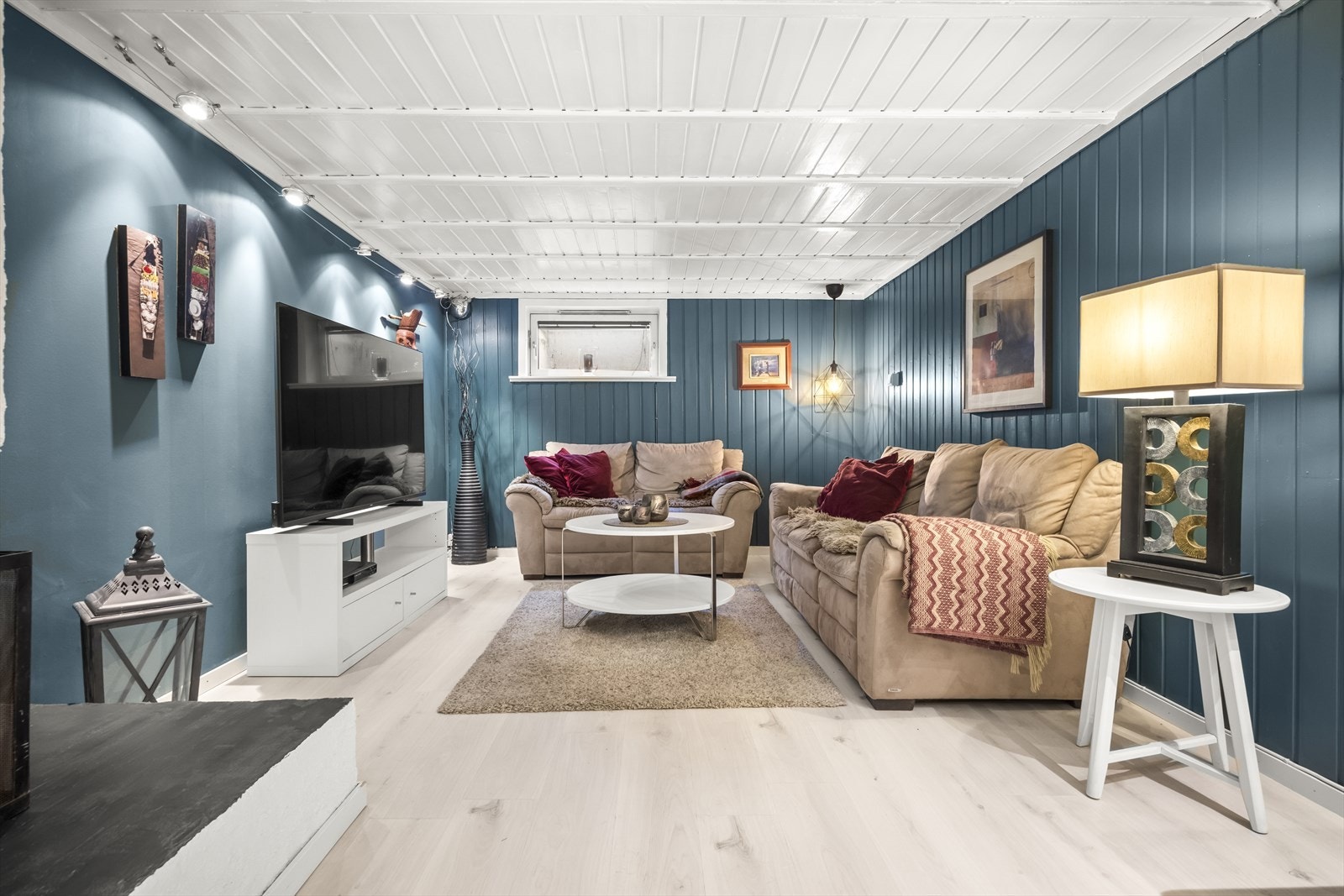 Hyggelig kjellerstue med god plass til sofagruppe, tv-møbler og annet ønsket møblement Galleribilde