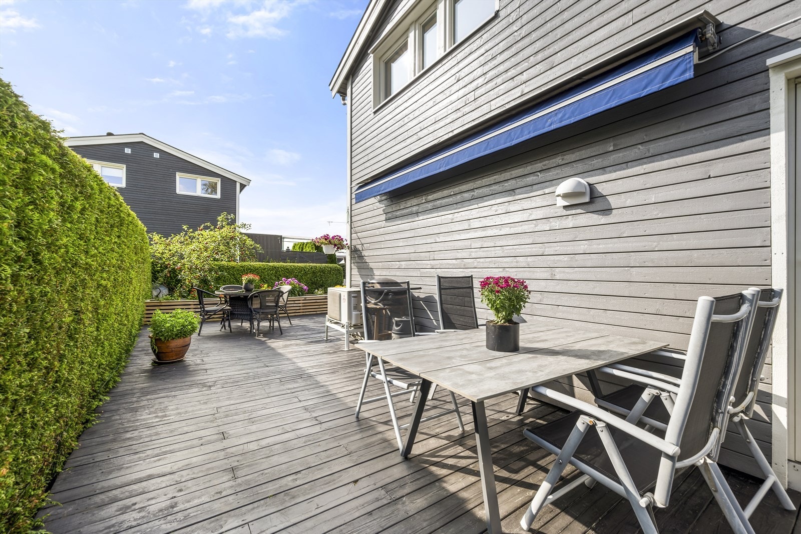Terrassen er delt inn i flere soner og har god plass til ulike sittegrupper Galleribilde