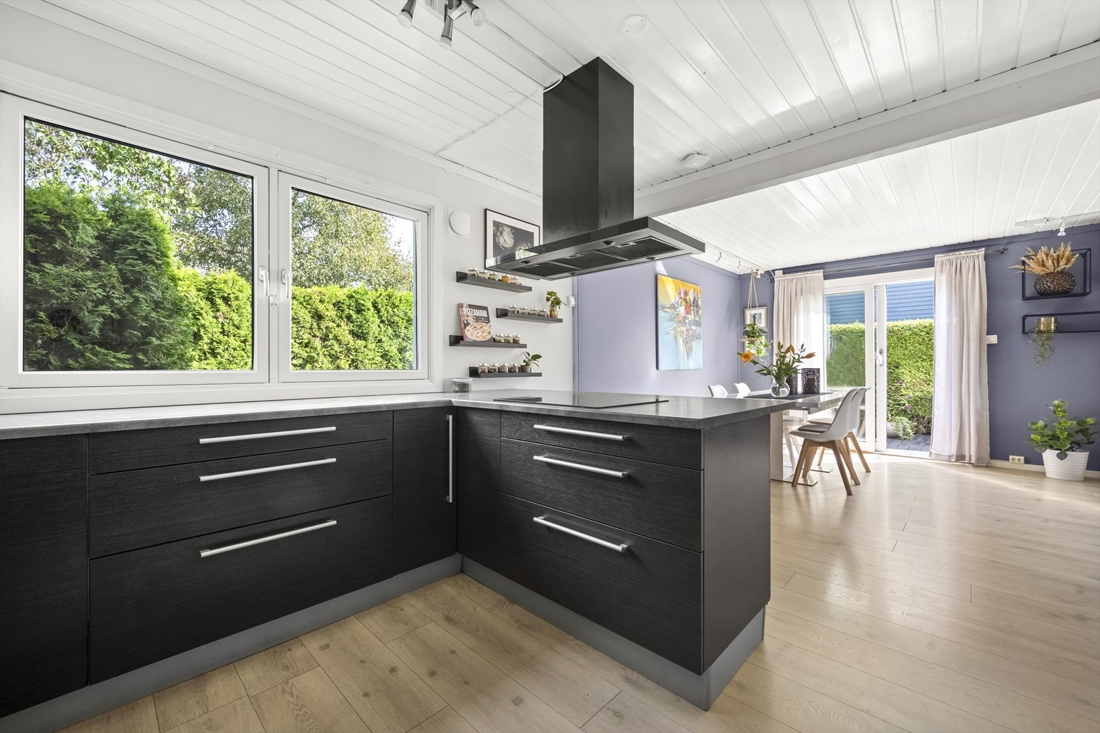 En lys og moderne tomannsbolig med en barnevennlig beliggenhet. Galleribilde