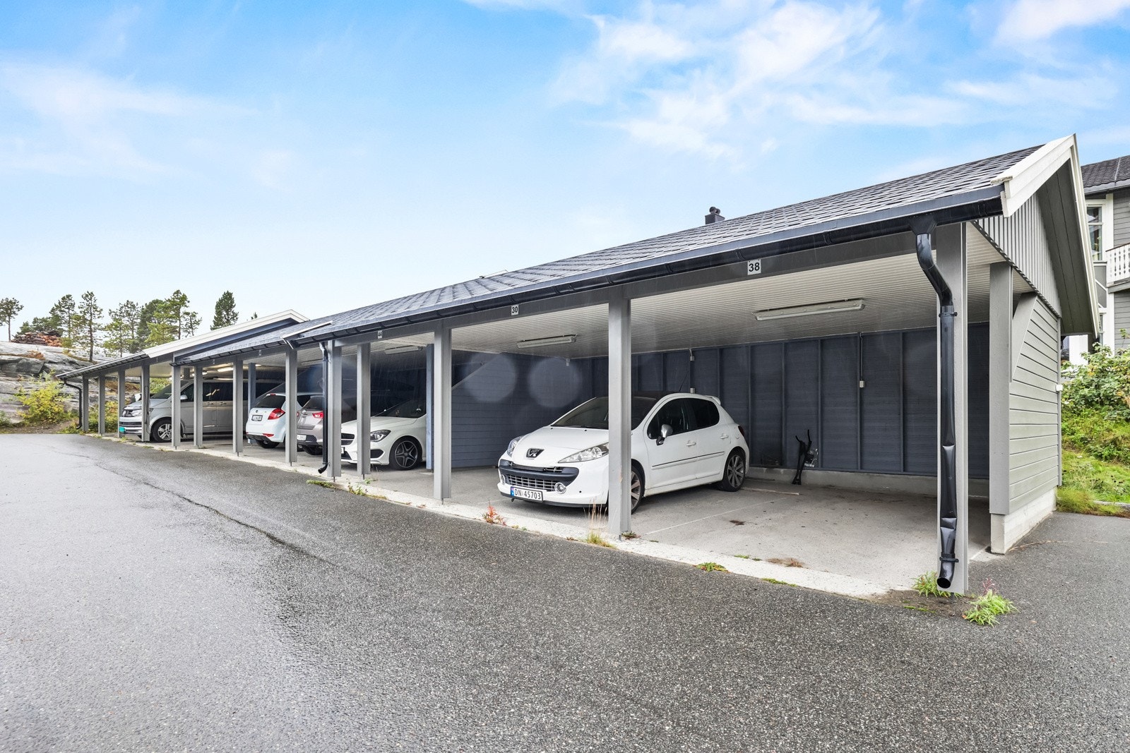 Egen P-plass for en bil i carport Galleribilde