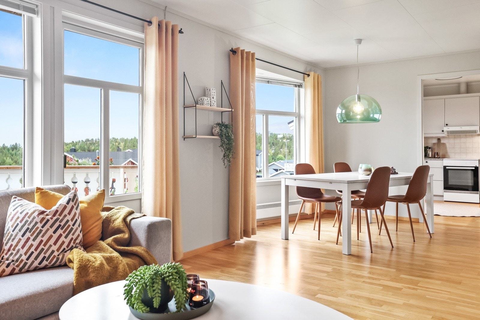 Glassdør mot balkongen fra stue Galleribilde