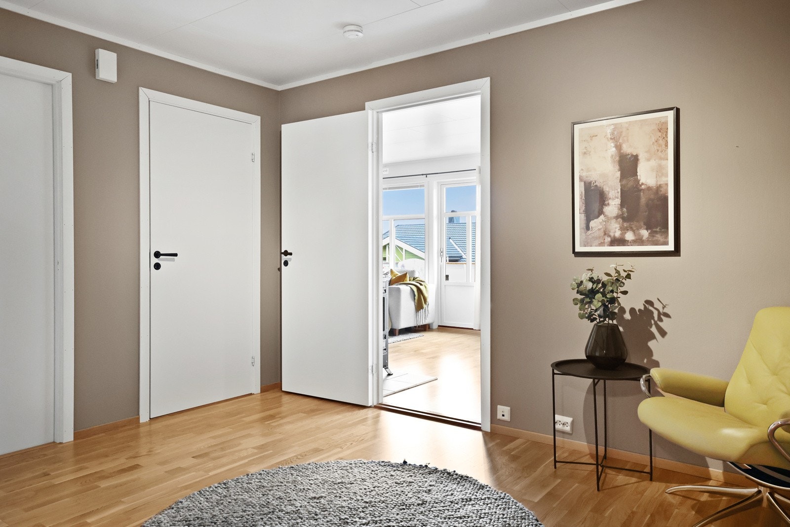 Hall med adkomst til alle rom i leiligheten Galleribilde