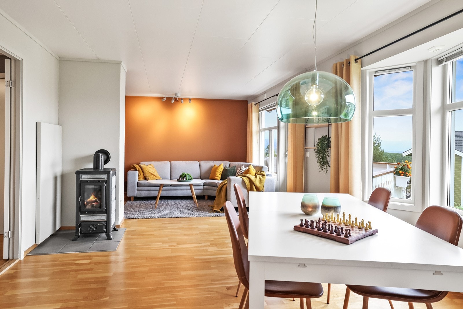 Det er god plass for sofaløsning med tilhørende møblement Galleribilde
