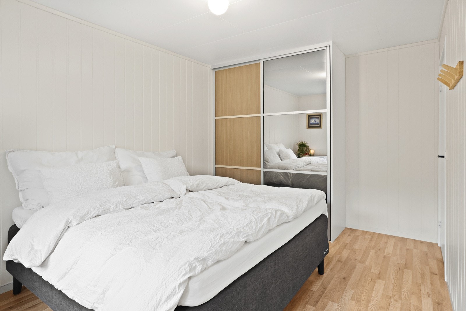 Det er god plass til dobbeltseng og skyvedørsgarderobe på begge rom Galleribilde