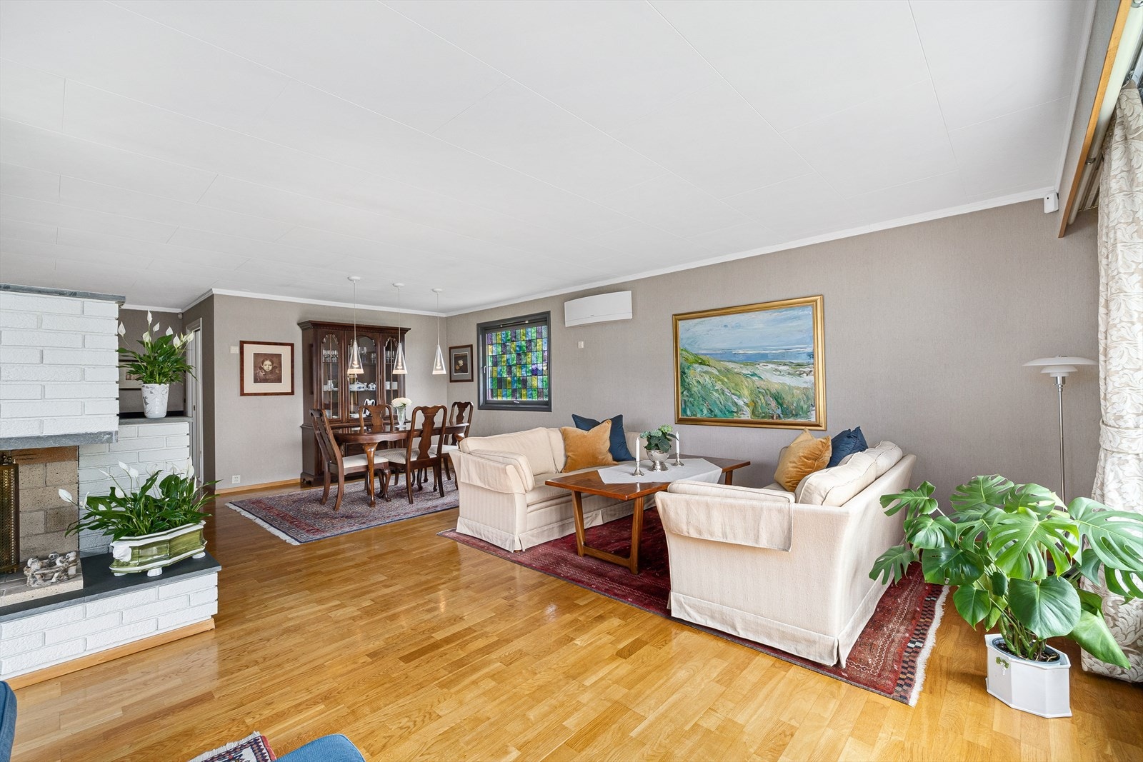 Innervegger har et helhetlig fargepreg med gjennomgående bruk av lyse, moderne og stilsikre interiørfarger som gir en fin helhet i boligen. Galleribilde