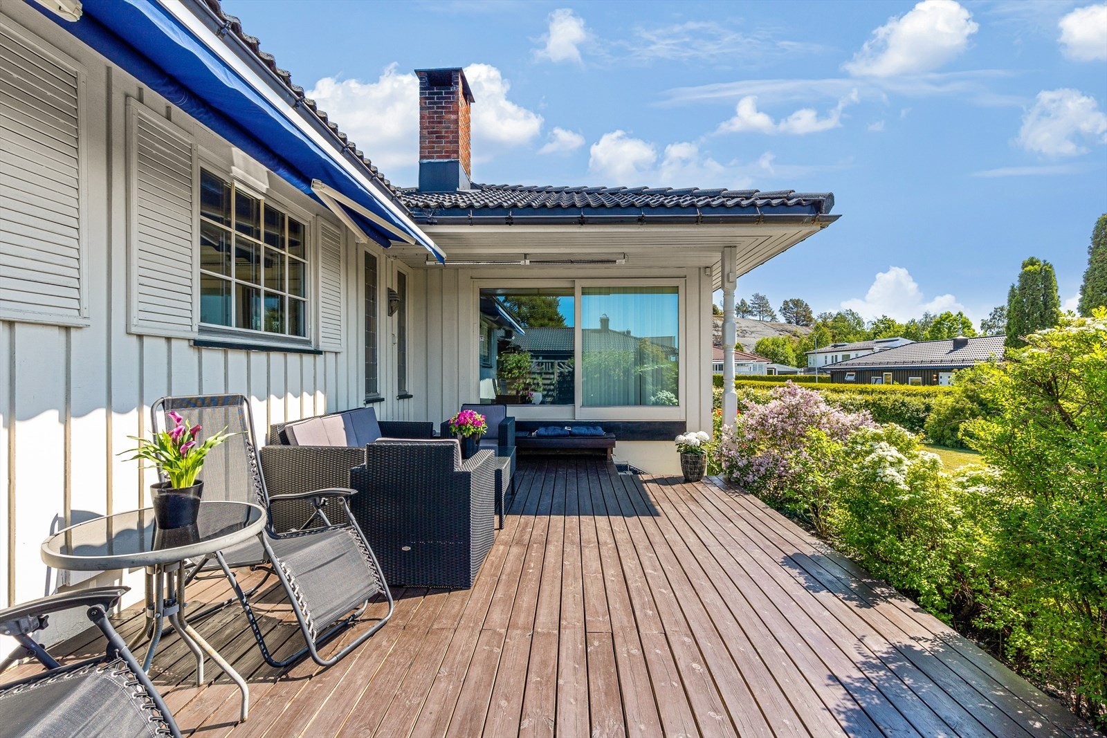 Lange soldager kan nytes i den romslige og pent opparbeidede hagen hvor man også finner et herlig terrasse. Galleribilde