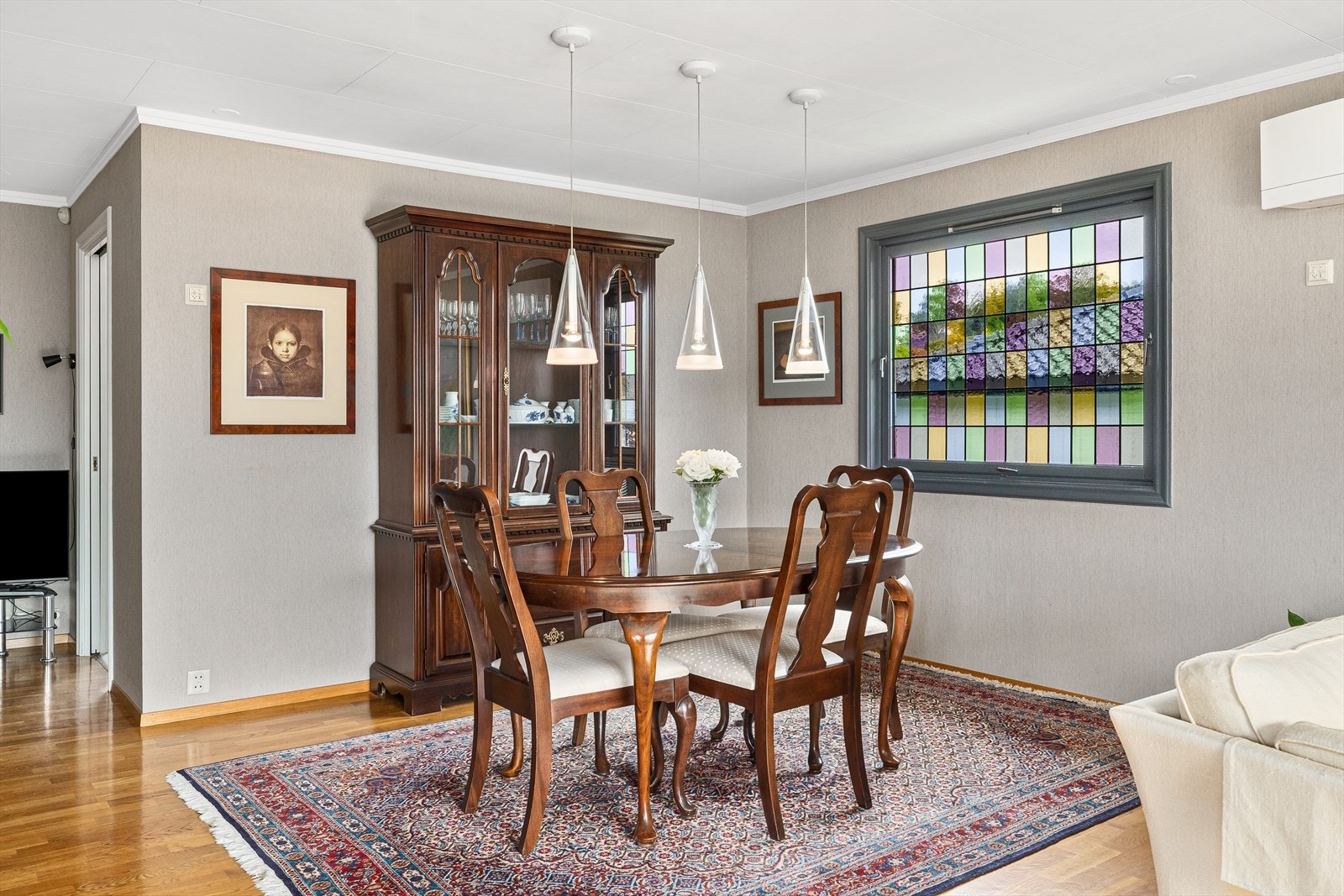 I boligens spisestue er det plass til stort langbord hvor man kan samle familie og venner til hyggelig samvær. Galleribilde