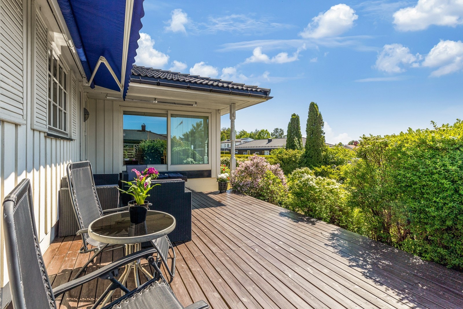 Tomten har sol fra morgen til kveld og fin og skjermet terrasse som fremstår som en nydelig oase. Galleribilde