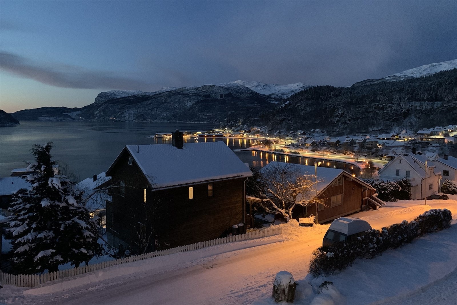 Fantastisk utsikt til fjord og fjell Galleribilde