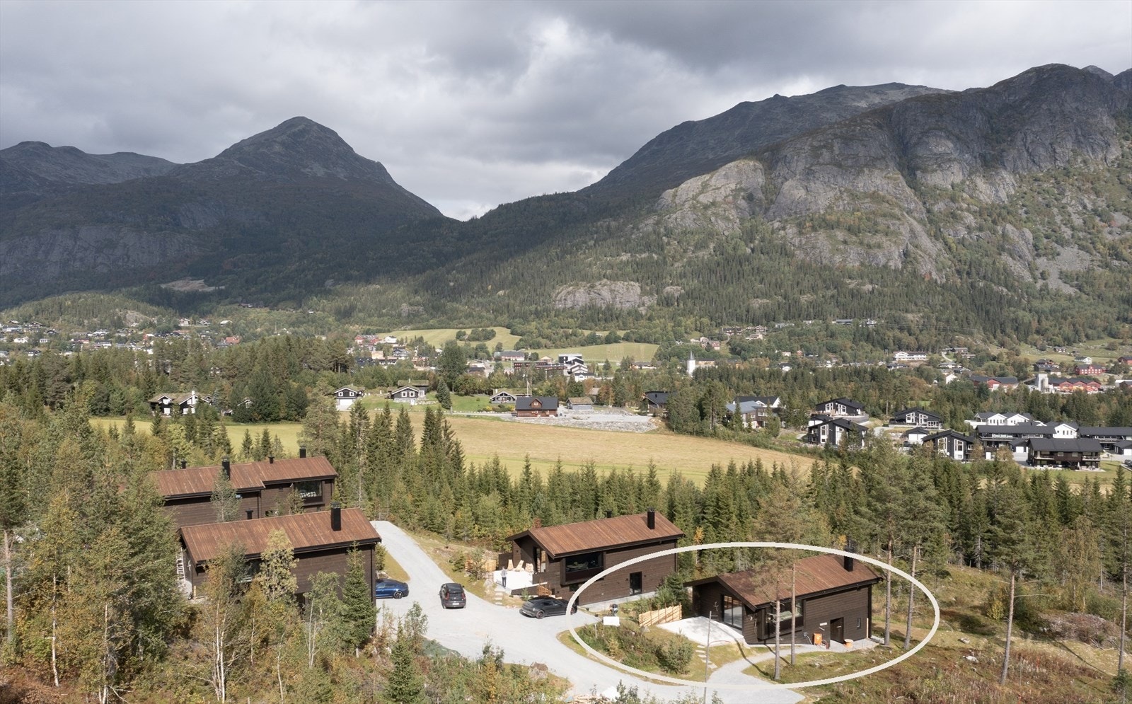 Hytta har fantastisk utsikt mot nord og gangavstand til Hemsedal sentrum. Galleribilde