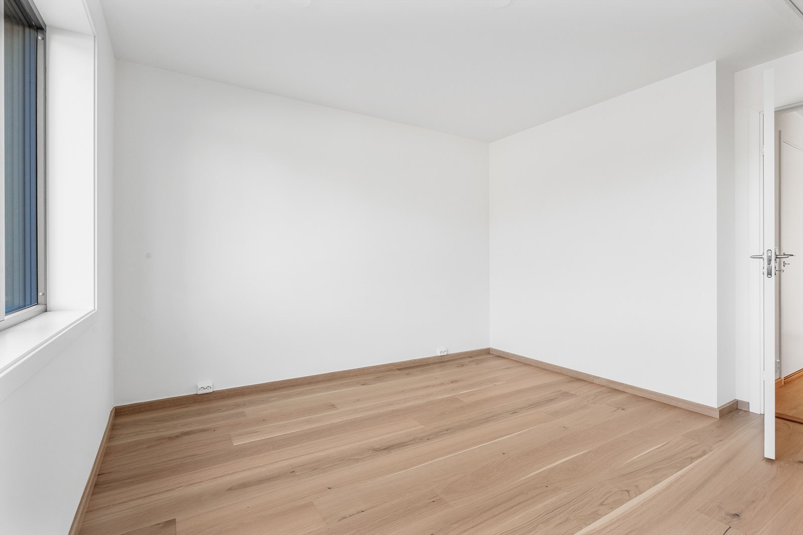 Hovedsoverommet er av god størrelse, hvor det er godt med plass til dobbeltseng og tilhørende møblement. Galleribilde