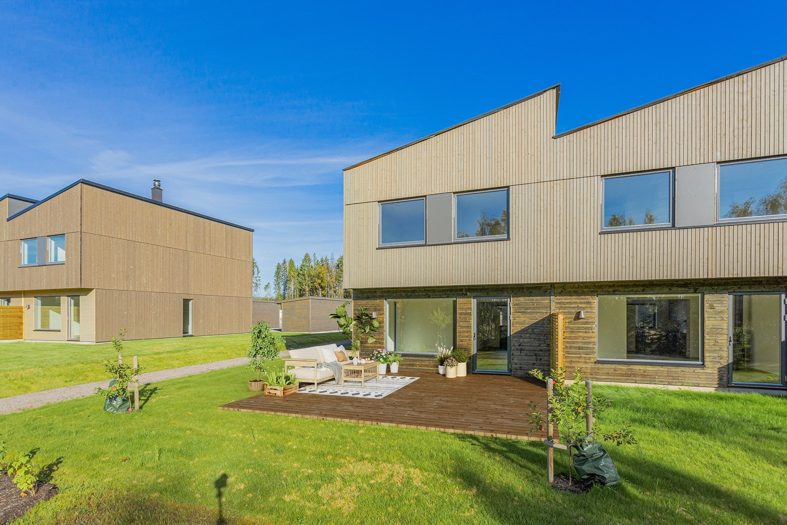 Velkommen til ditt nye hjem i Rødsvingelvegen 40!
Det gjøres oppmerksom på at det ikke er lagt terrasse, og at denne er digitalstylet i bildet. Galleribilde