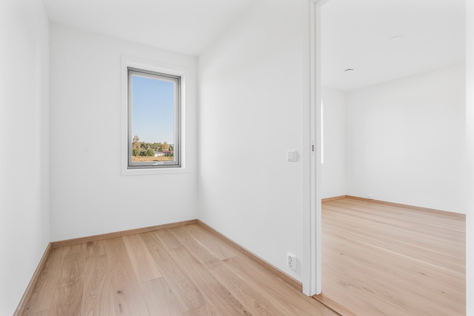 Garderoberom med inngang fra hovedsoverommet - nå kan du endelig få deg walk-in-closet. Galleribilde
