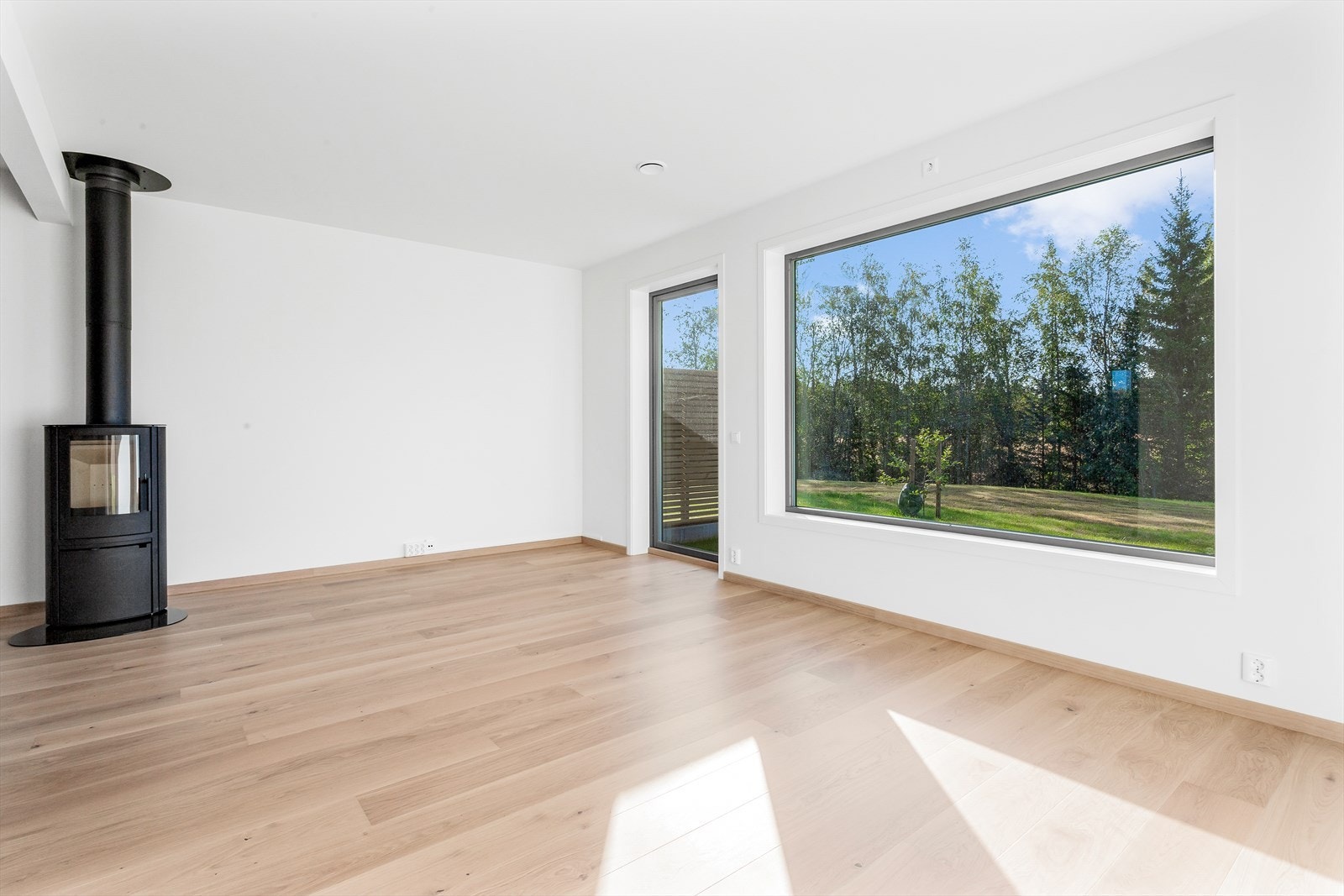 Store fine vindusflater som slipper inn rikelig med dagslys. Galleribilde