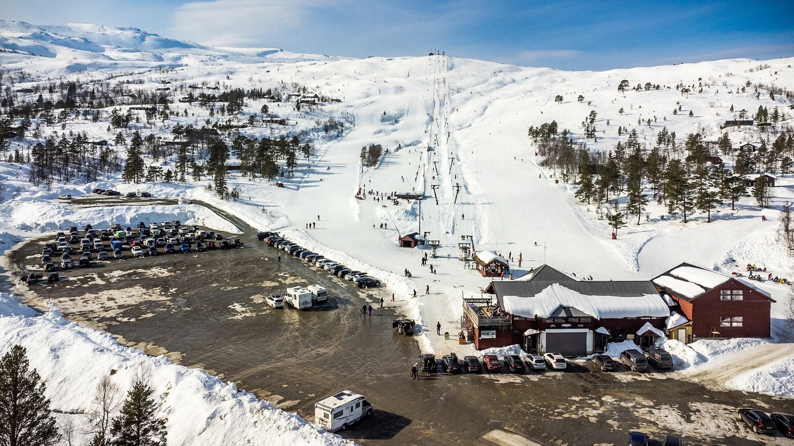 - 5 minutters kjøring til skitrekk og alpinanlegg. I påsken arrangeres det afterski på området - Galleribilde