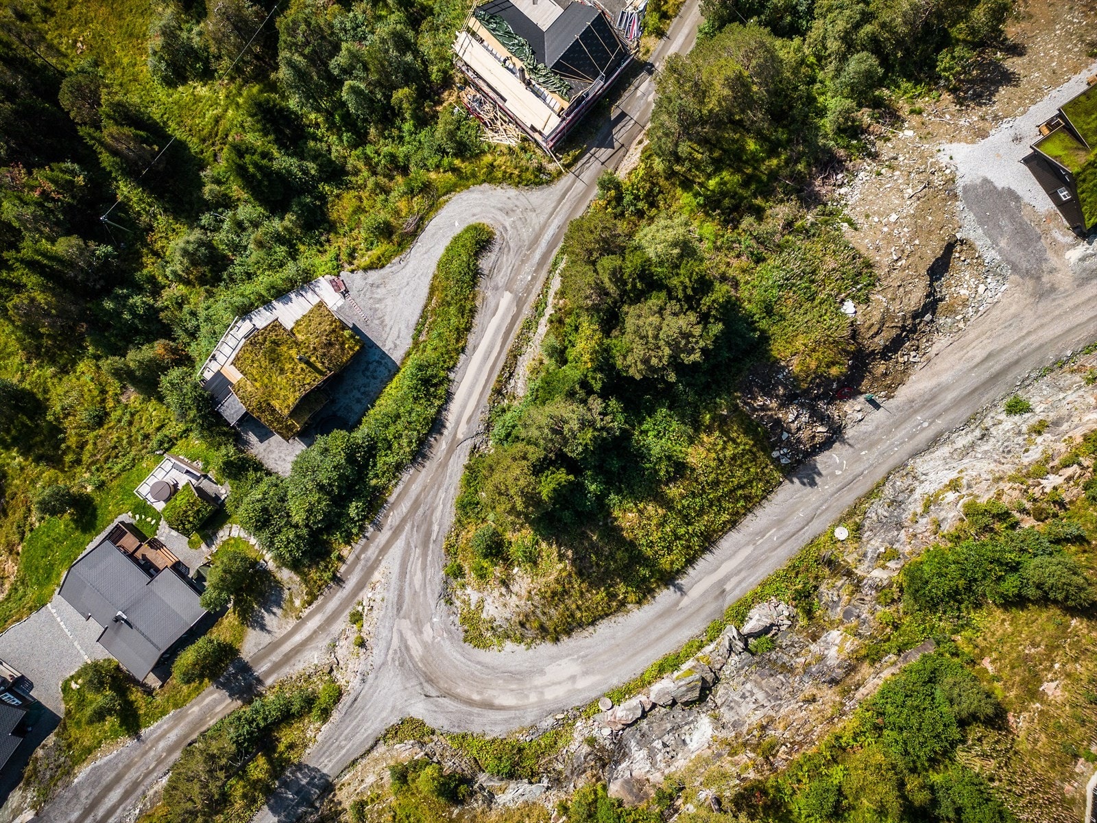 - Tomten ligger i et etablert hyttefelt i Øvre Kvernaskogen på Kvamskogen - Galleribilde