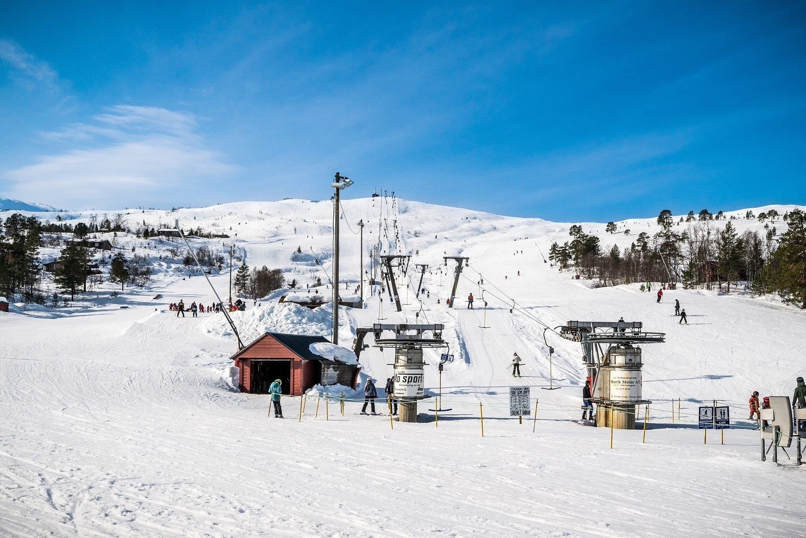 - Alpinanlegget har to skiheiser, ett barnetrekk, varmestue med café, skiutleie og skiskole - Galleribilde